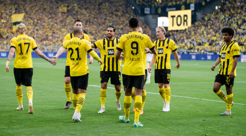 Dortmund beat Gladbach to keep alive title hopes