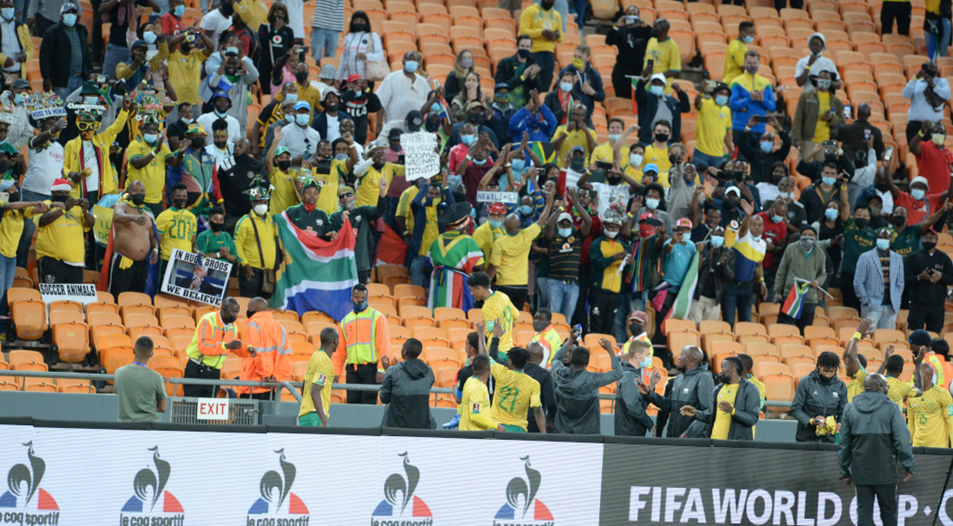 Cheering and hugging as SA fans return to stadium | SuperSport